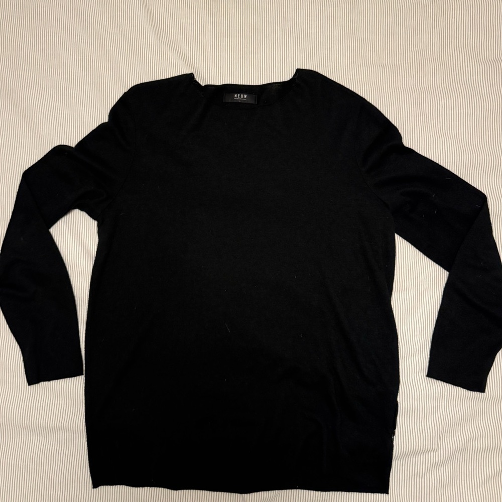 Neuw black fine knit sweater for men